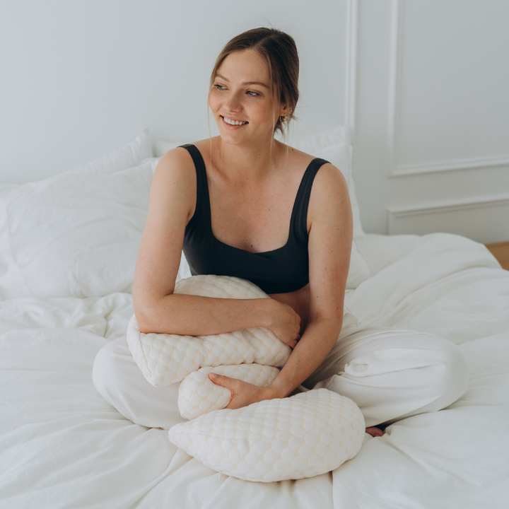 Soft pregnancy body pillow for side sleepers, ensuring back pain relief and peaceful sleep for expecting mothers.