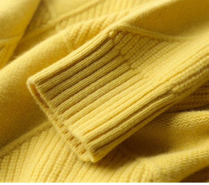 Fashionable women's geometric sweater with a high neck, ideal for a chic autumn look.