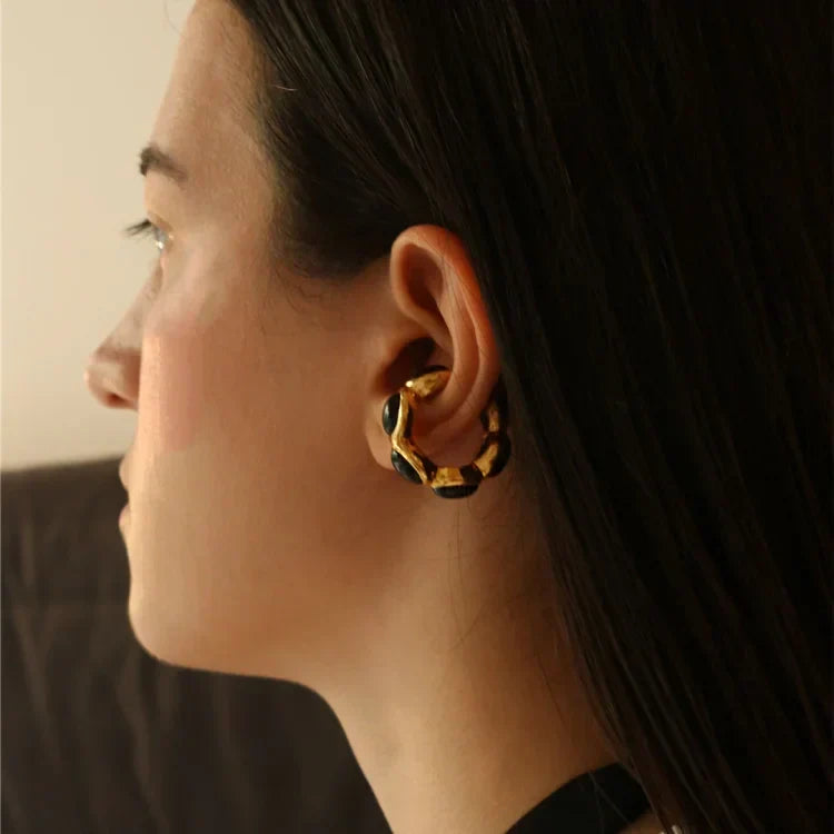 Stunning women's gilded onyx gemstone ring. Gold-plated for a luxurious look, a sophisticated and versatile accessory.