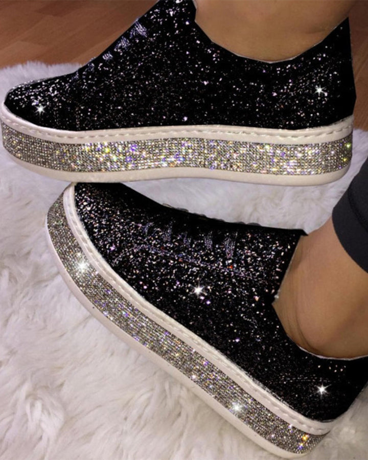 Stylish women's platform sneakers with shimmering glitter, ideal for a dazzling street style look.