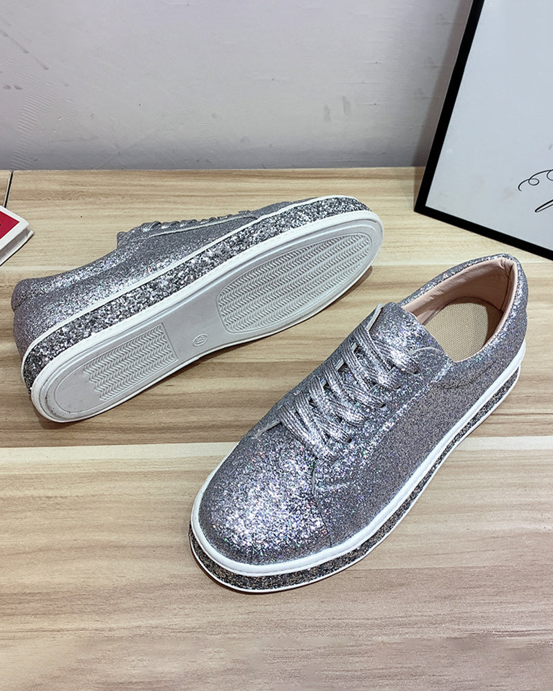Versatile women's glitter platform sneakers, offering a comfortable fit and a touch of sparkle.