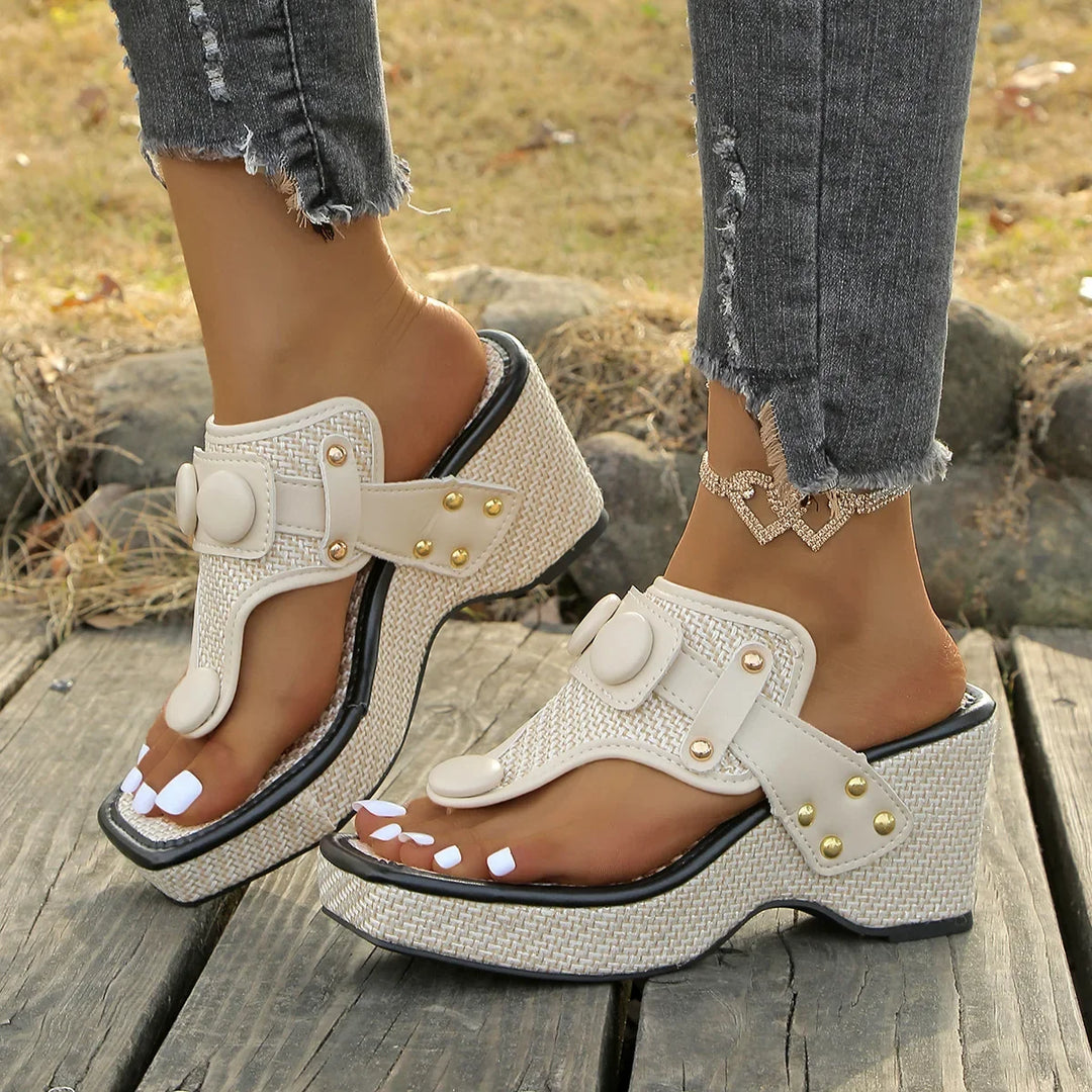 Casual women's platform sandals with a glossy sheen. Ideal for summer outfits.