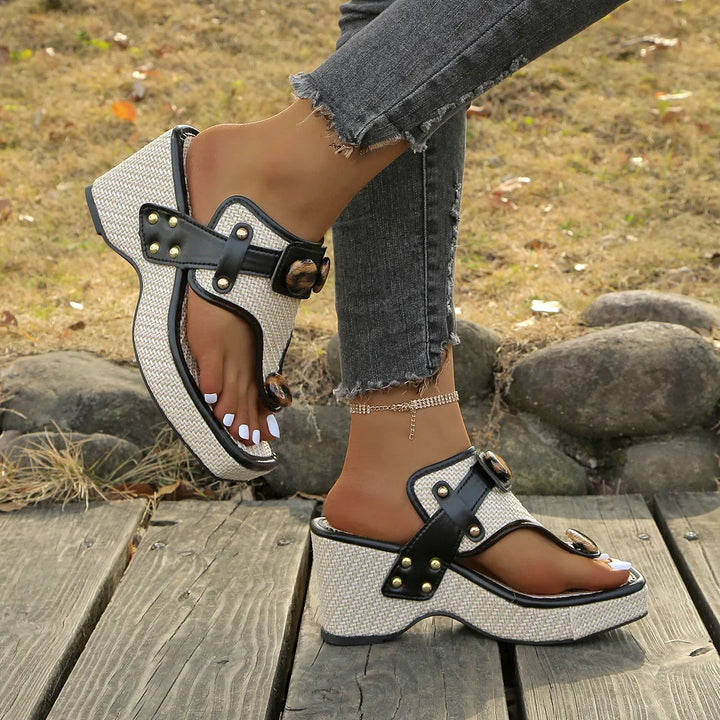 Open-toe women's slides, glossy finish, comfortable platform sole. Great for summer.