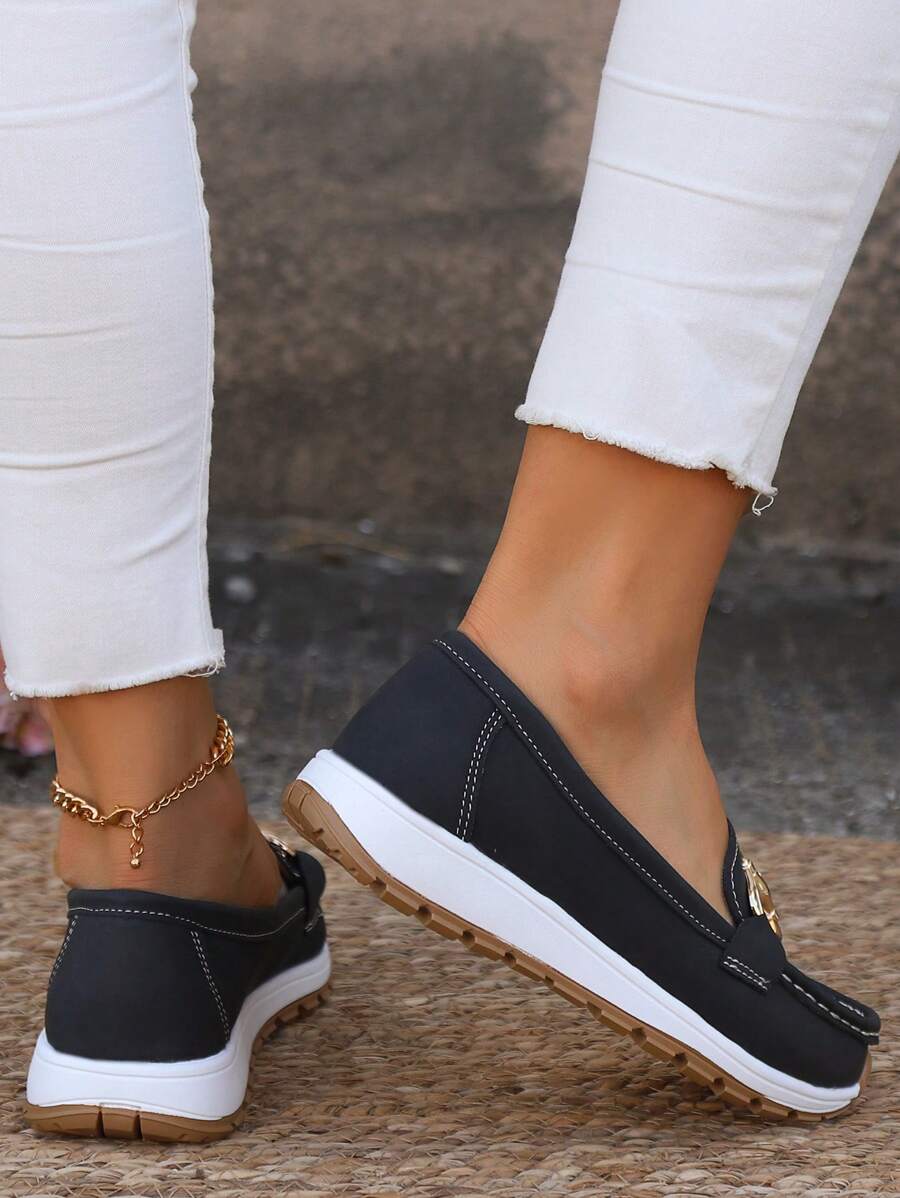 Achieve effortless style with these women's gold chain flatform slip-on loafers. Comfortable and chic.
