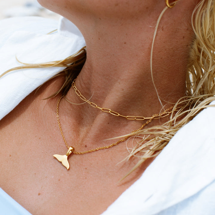 Stylish silver paperclip choker, adjustable & hypoallergenic women's necklace. Perfect minimalist accessory.