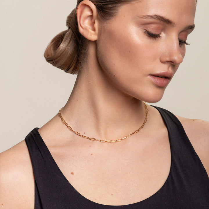 Versatile gold paperclip choker necklace, adjustable for women. Minimalist design, hypoallergenic.