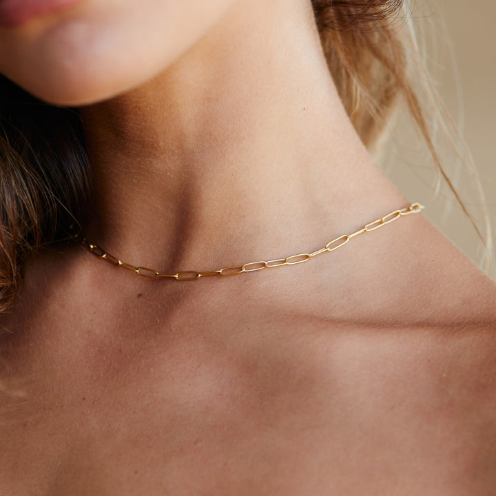 Adjustable gold paperclip choker necklace for women, minimalist and hypoallergenic. Versatile jewelry.
