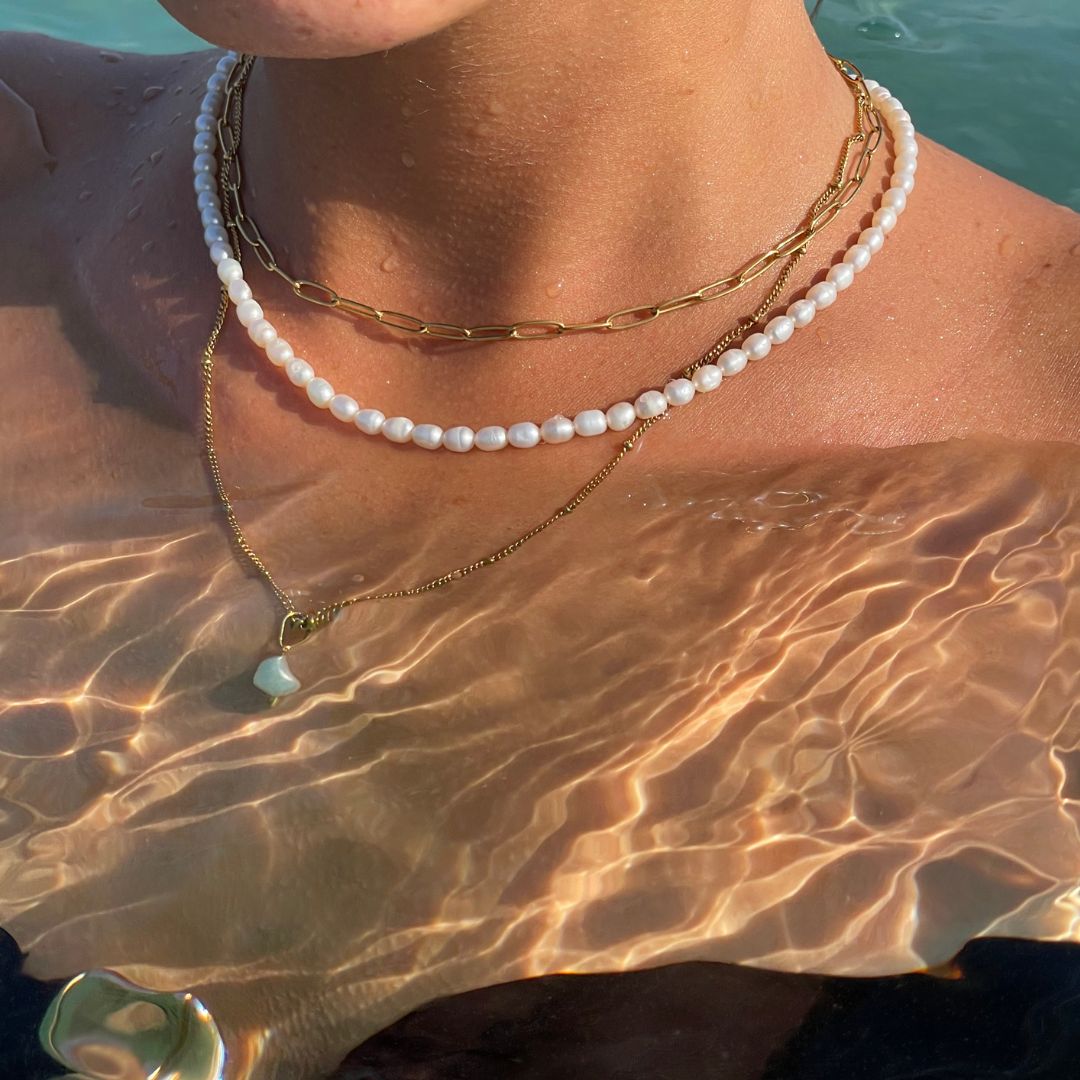 Trendy gold paperclip choker, adjustable length women's necklace. Ideal minimalist and waterproof jewelry.