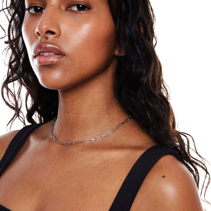 Chic silver paperclip choker necklace, adjustable for women. Hypoallergenic minimalist design.