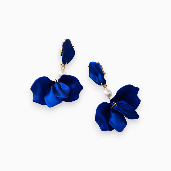 Women's gold-plated pearl dangle earrings, elegant and fashionable jewelry accessory.