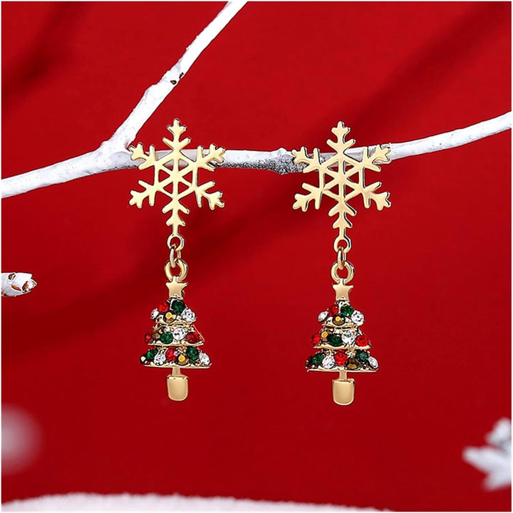 Women's gold-plated snowflake Christmas earrings. Elegant festive jewelry with sparkling details, perfect for holiday gifts.