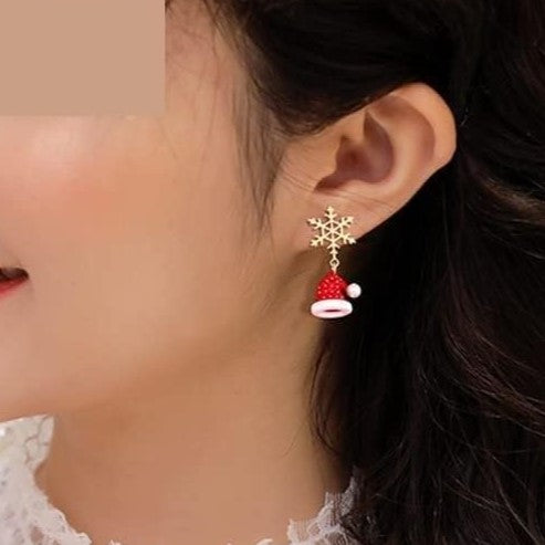 Women's festive snowflake Christmas earrings, gold-plated and sparkling. Perfect holiday jewelry gift for her.
