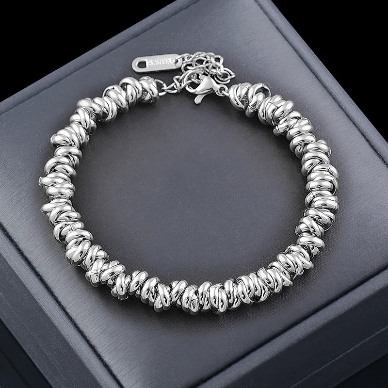 Luxurious golden pearl bracelet with a delicate chain, a classic and elegant accessory for women.