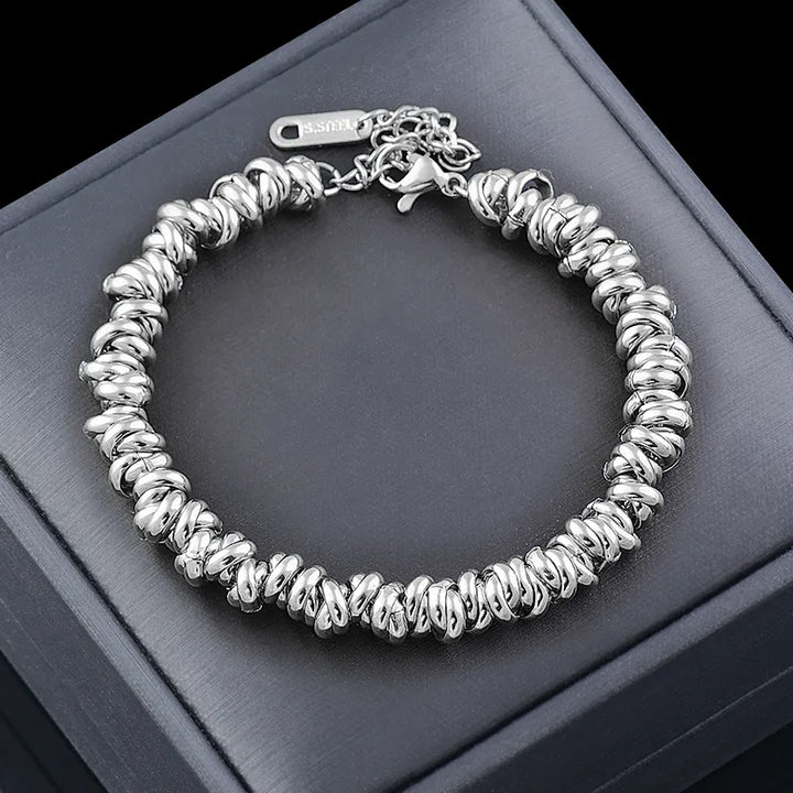 Luxurious golden pearl bracelet with a delicate chain, a classic and elegant accessory for women.