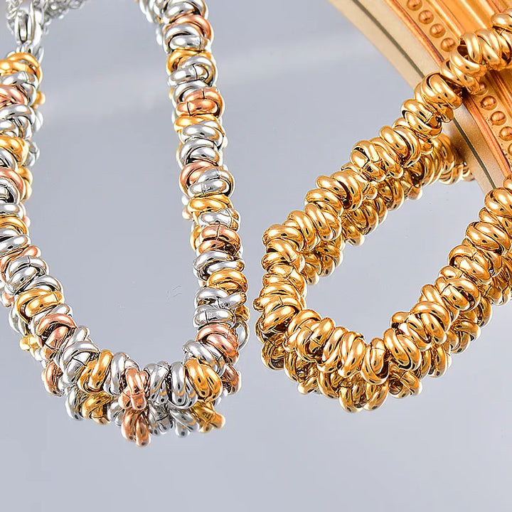 Close-up of an elegant golden pearl bracelet, showcasing its delicate chain and luminous pearls.
