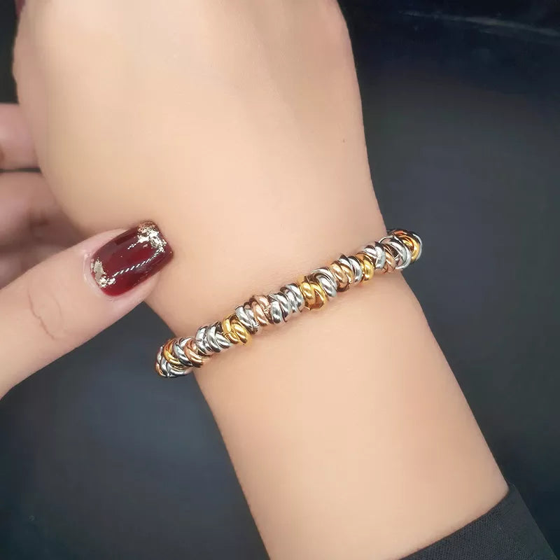Classic style golden pearl bracelet, an elegant and adjustable chain jewelry piece for everyday wear or special occasions.