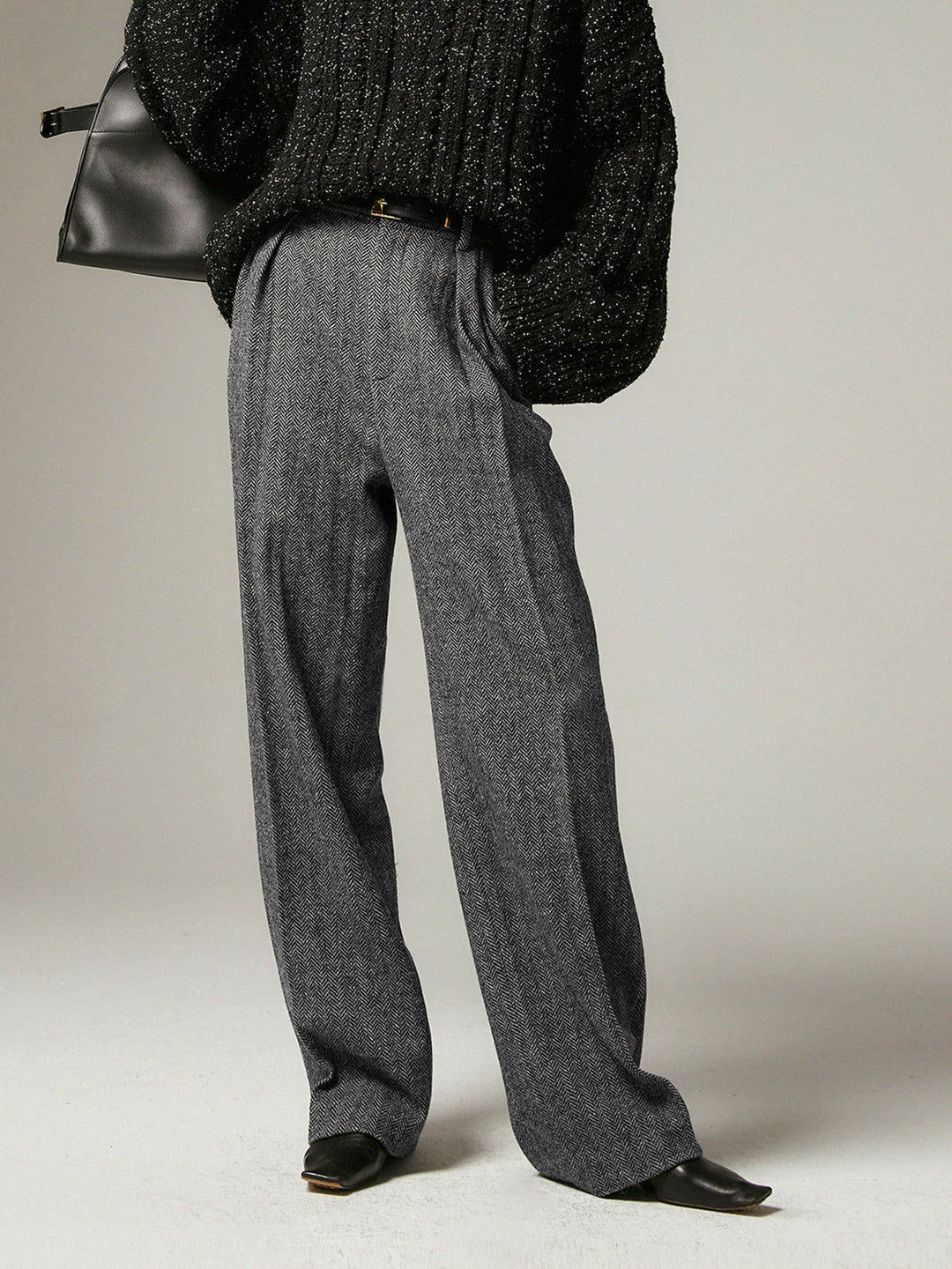 Comfortable women's grey pleated wide-leg trousers in polyester, offering a stylish & versatile look for daily wear.