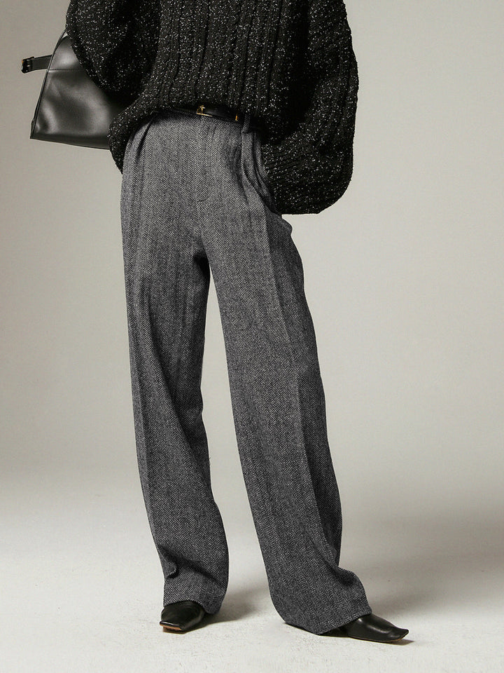 Comfortable women's grey pleated wide-leg trousers in polyester, offering a stylish & versatile look for daily wear.