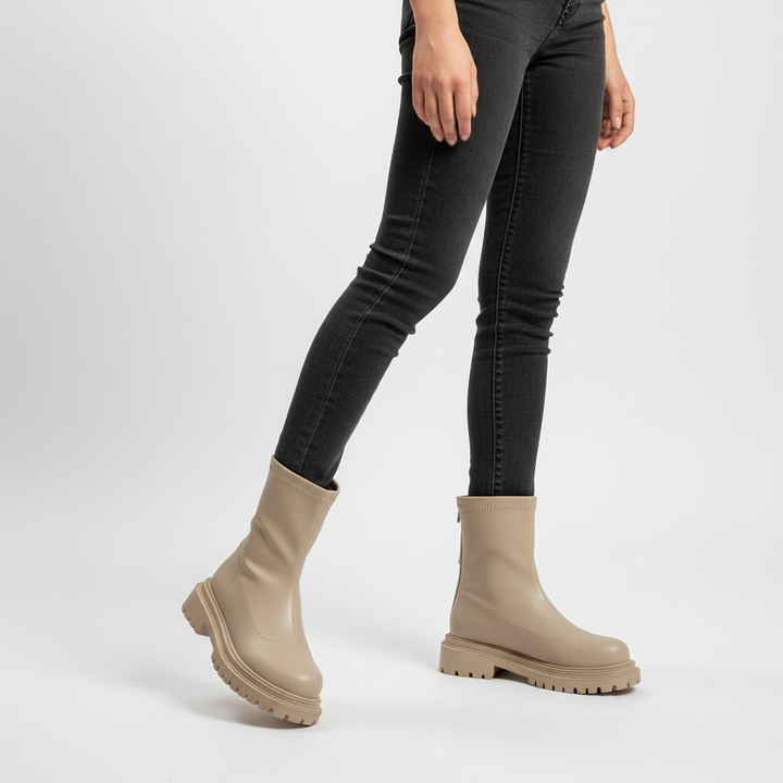 Stylish Regina women's high-cut platform boots, ankle height, comfortable for cold weather