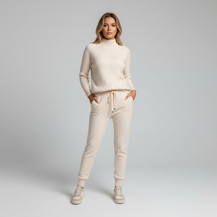 Comfortable women's two-piece loungewear set with high neck and elastic waist, ideal for home