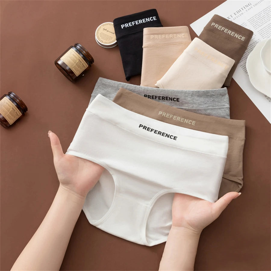 Comfortable women's high-waist cotton briefs, soft stretch fabric for everyday wear. Breathable intimates.