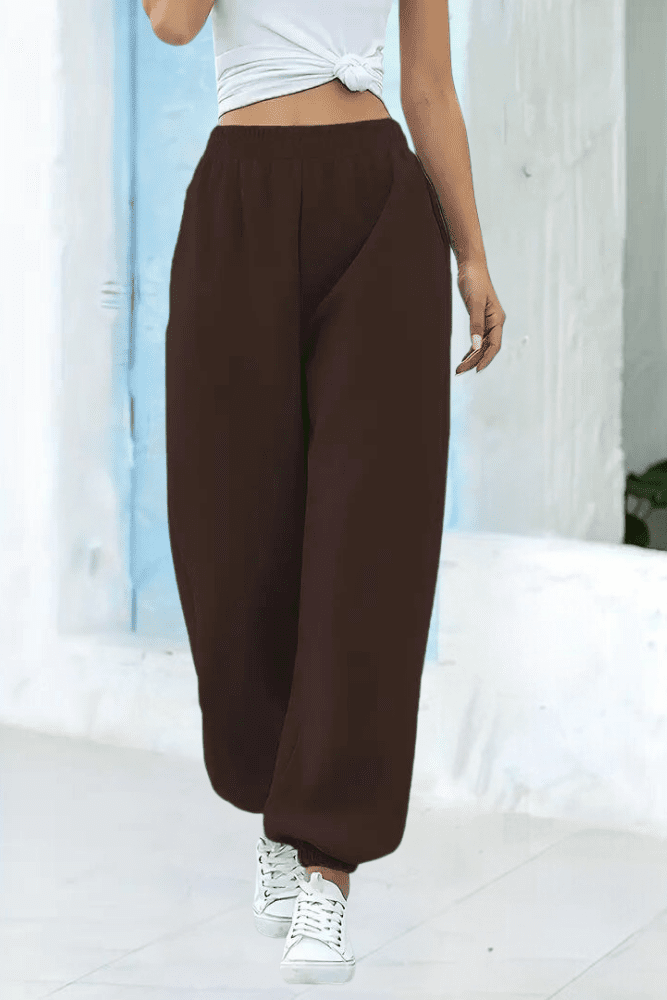 Everyday women's high-rise joggers, elastic waist, offering a stylish, comfortable fit.
