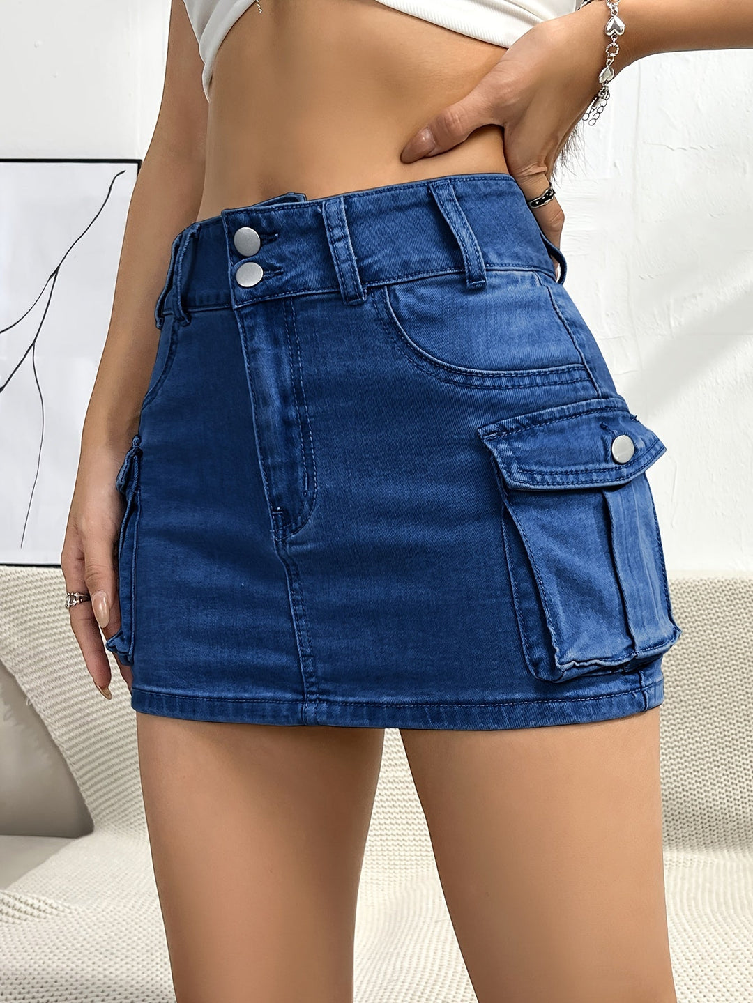 Chic women's cargo mini skirt, high-waisted design for a modern, edgy street style outfit.