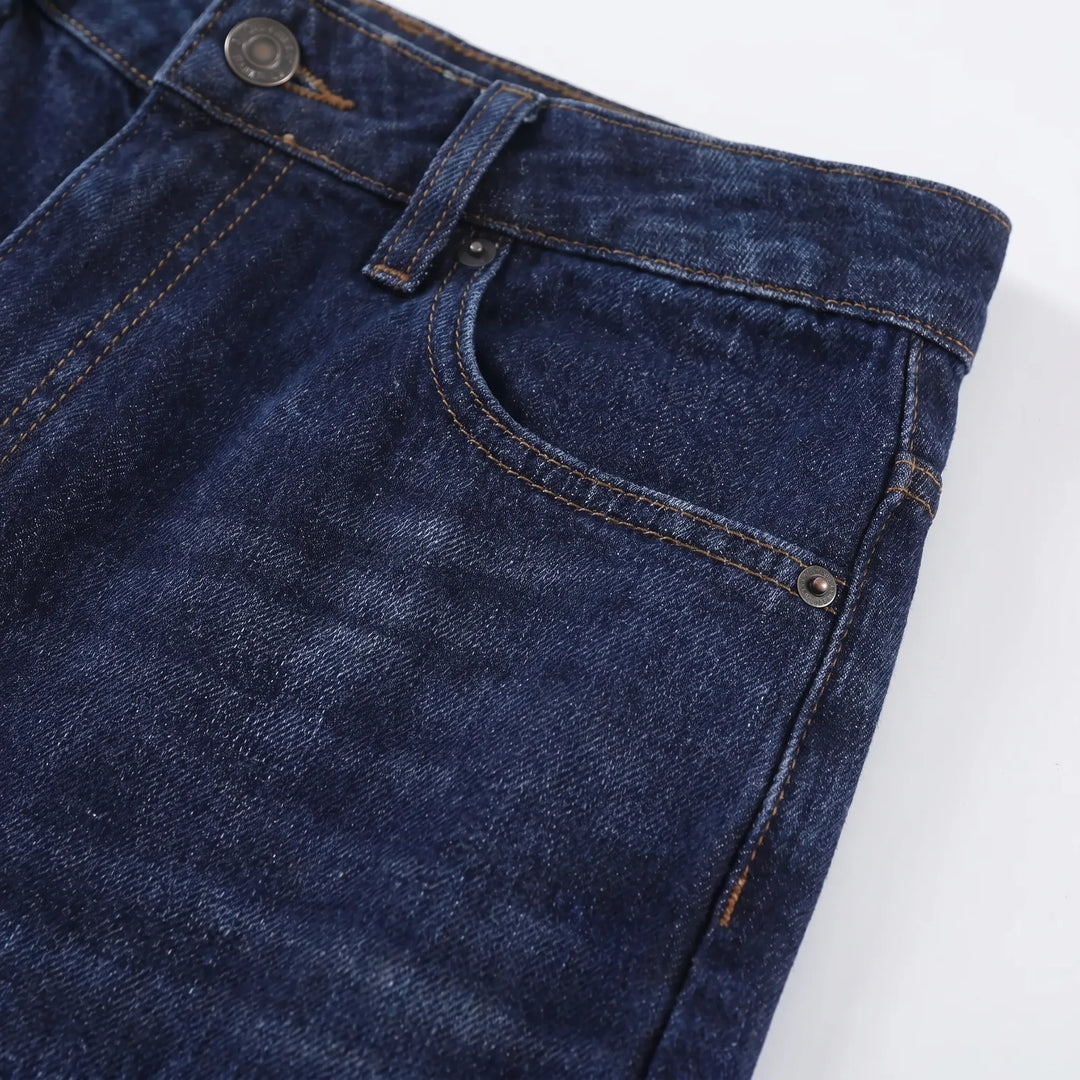 Fashionable women's ankle-length barrel-leg pants, high-waisted with a relaxed fit, ideal for versatile style.