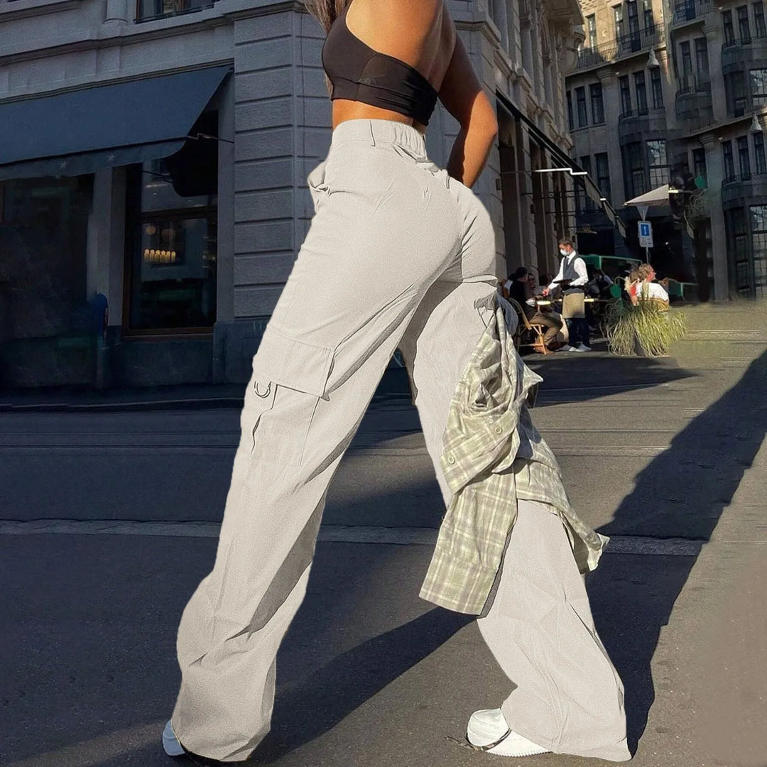 Fashionable women's high waist wide leg cargo pants, embodying a chic streetwear aesthetic with practical pockets.