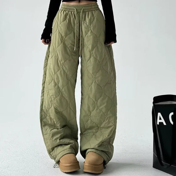 Fashionable women's green wide-leg pants with a high waist, ideal for comfortable and stylish casual outfits.