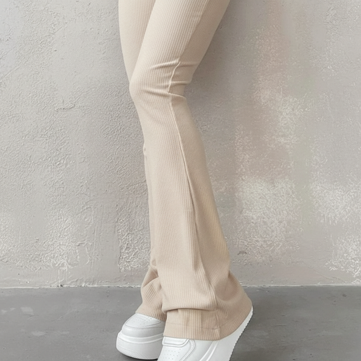 Casual yet chic women's high-waisted flared pants, ideal for everyday wear.