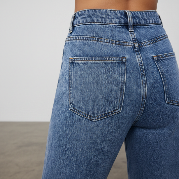 Fashionable women's high-rise denim trousers with a relaxed, loose fit