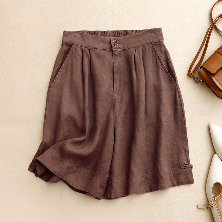 Women's high-waisted pleated flowy shorts in light fabric, perfect for summer casual wear.