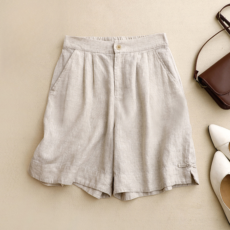 Stylish women's flowy shorts with a high waist and pleats, ideal for a comfortable summer look.