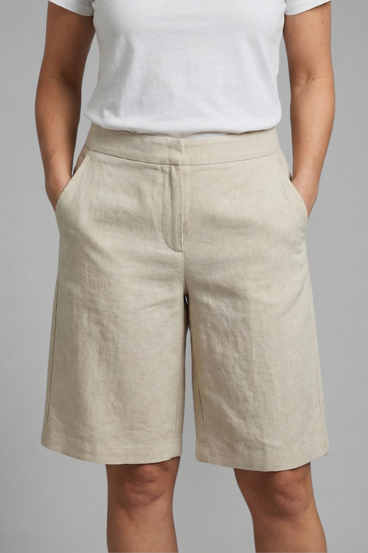 Women's high-waisted tailored summer shorts in a chic white, perfect for versatile everyday wear.