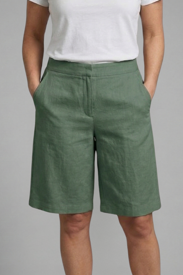 Stylish women's summer shorts with a high waist and tailored fit, featuring functional pockets.