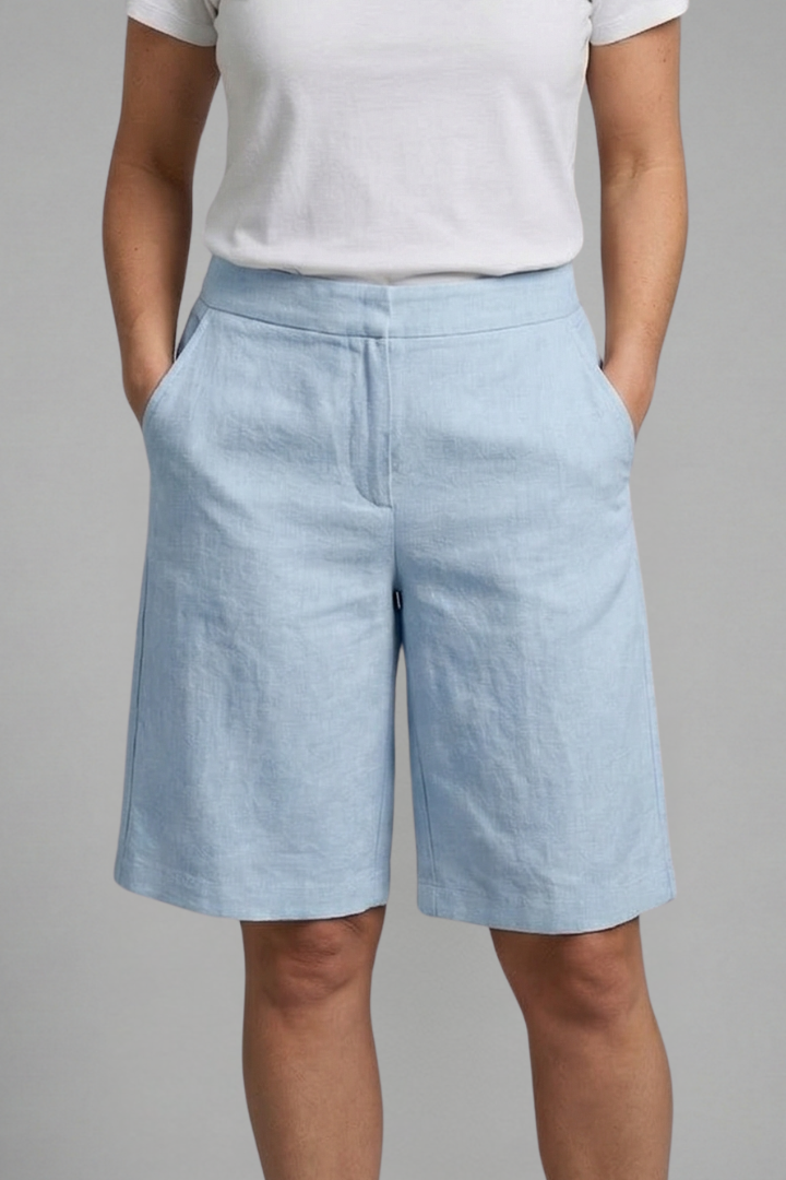 Relaxed fit women's high-waisted summer shorts, tailored for comfort and casual everyday style.