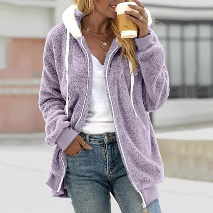 Stylish women's hooded vest, ideal for autumn fashion and a versatile layering piece.