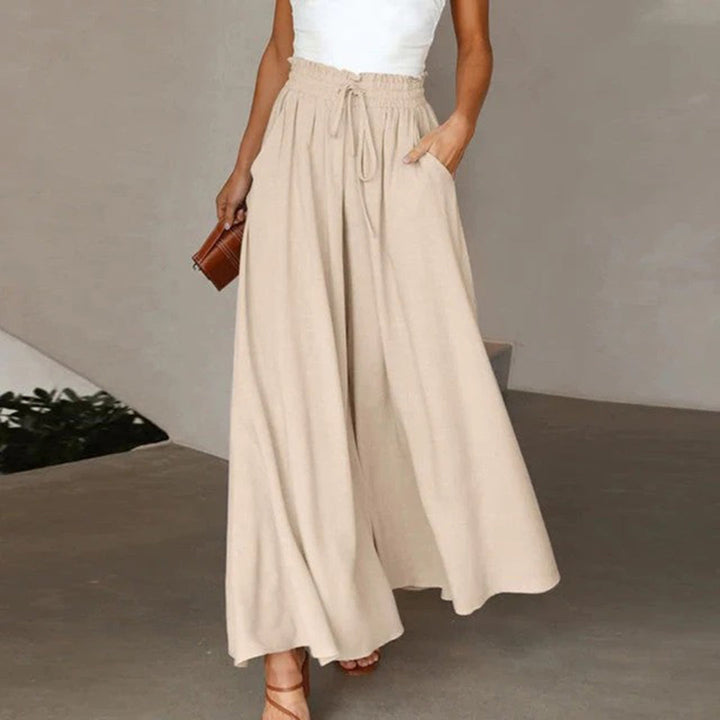 Casual chic Women's Isla high waist wide leg trousers. Enjoy comfort and a flattering fit for versatile styling.