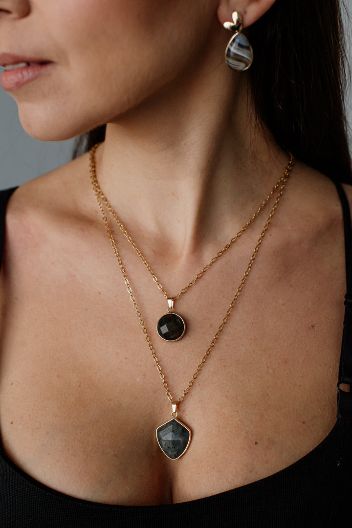 Elegant women's labradorite gemstone necklace. Ideal for meditation, chakra balance, and daily spiritual protection.