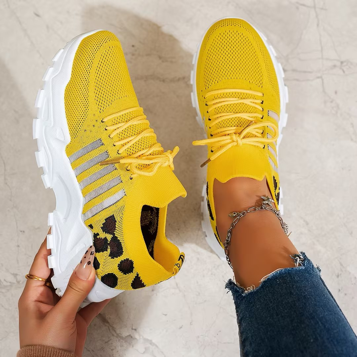 Lace-up women's orthopedic sneakers, ideal for walking, daily wear, with excellent foot support.