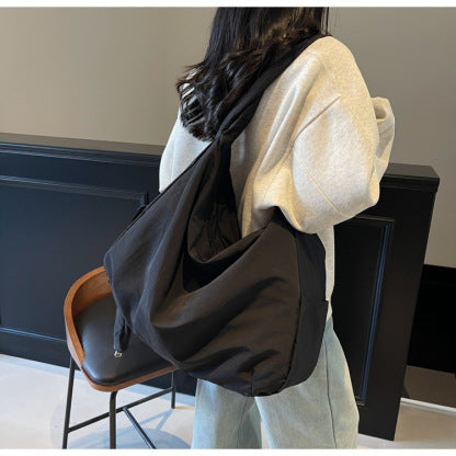 Durable women's large crossbody bag, perfect fashion accessory for versatile use.
