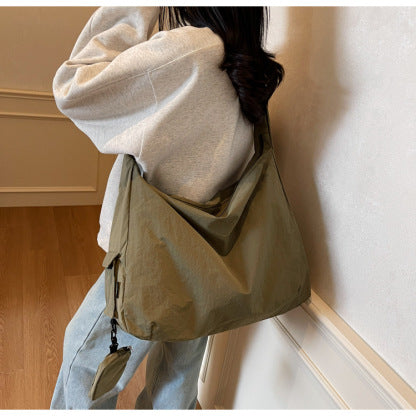 Everyday women's shoulder bag, large capacity hobo style, a chic fashion accessory.