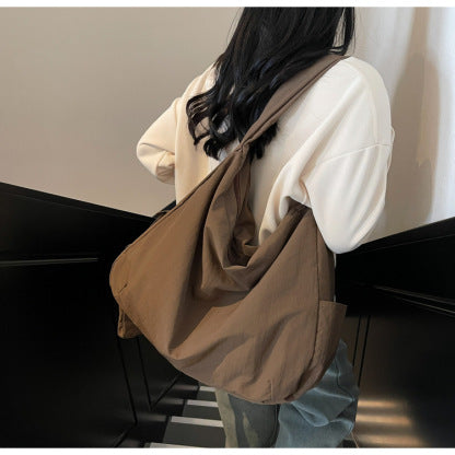 Stylish women's large capacity bag, versatile crossbody for travel & daily wear.