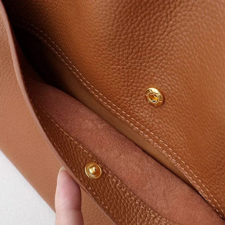 Chic brown leather tote handbag for women, spacious design, ideal as a shoulder or everyday bag.