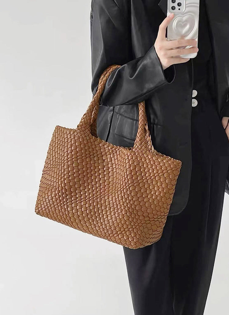 A chic large woven women's shoulder bag, an elegant and functional daily carryall.