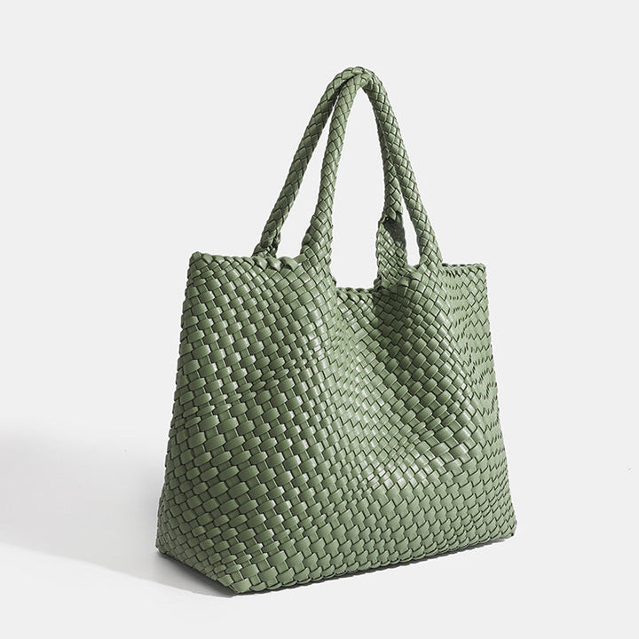 Chic women's large woven shoulder bag, an elegant daily carryall and fashion statement.