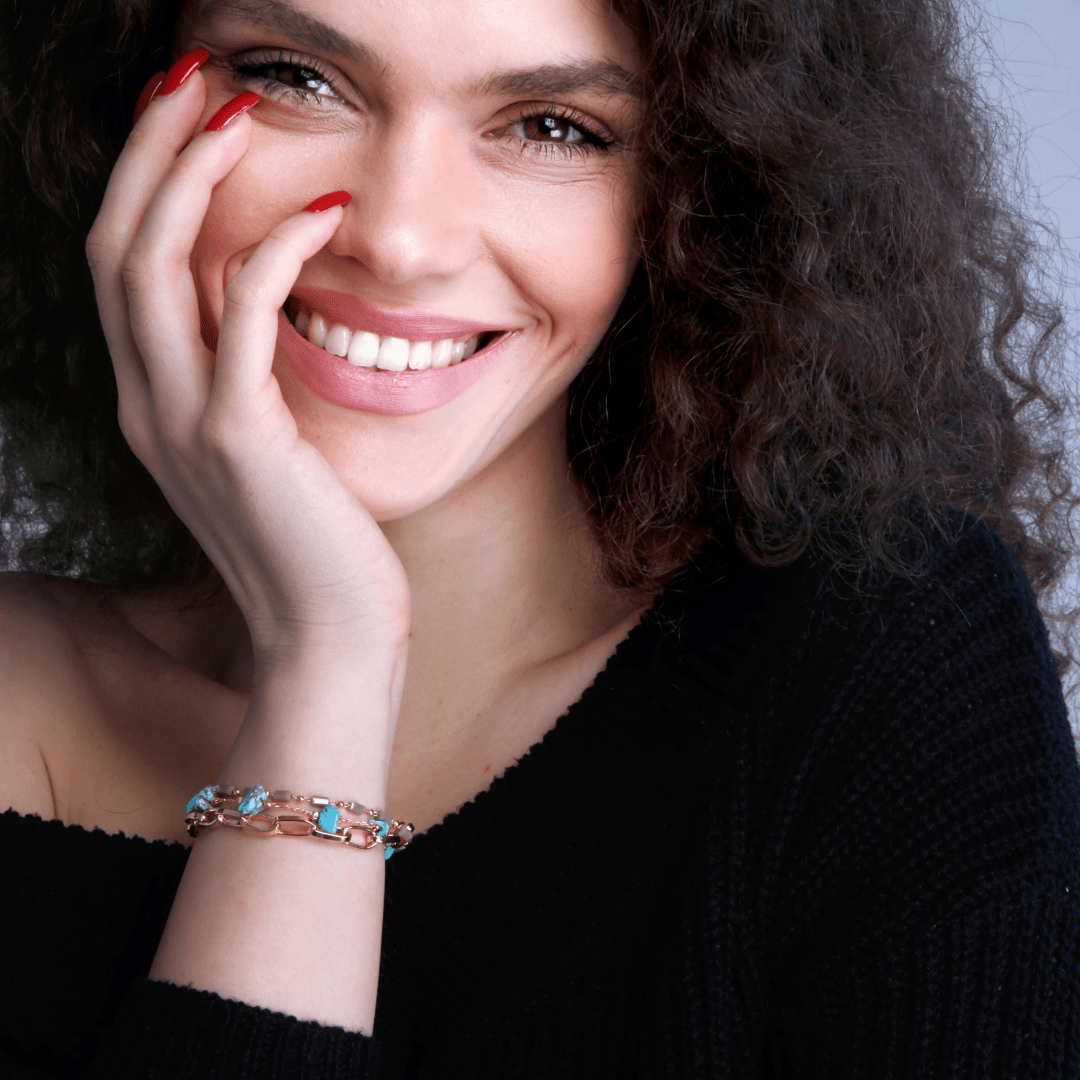 Close-up of Gelaagde Armband Isabelle, a women's gemstone bracelet featuring turquoise and opal.