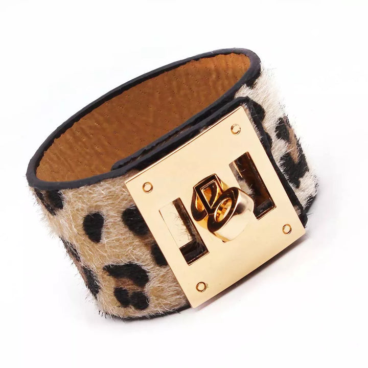 Elegant women's leather wrap bracelet, featuring trendy leopard print