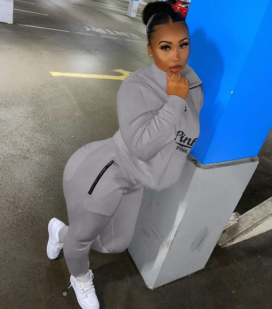Complete women's letter print two-piece outfit, an athletic tracksuit for active, casual & cozy moments.